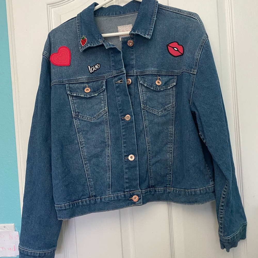 Candies nwt jean jacket in jrs size xl distressed look